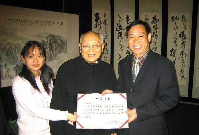 这次他分文不取,直接将麻袋丢在店里就准备走了,杨仁恺连忙留住他,在