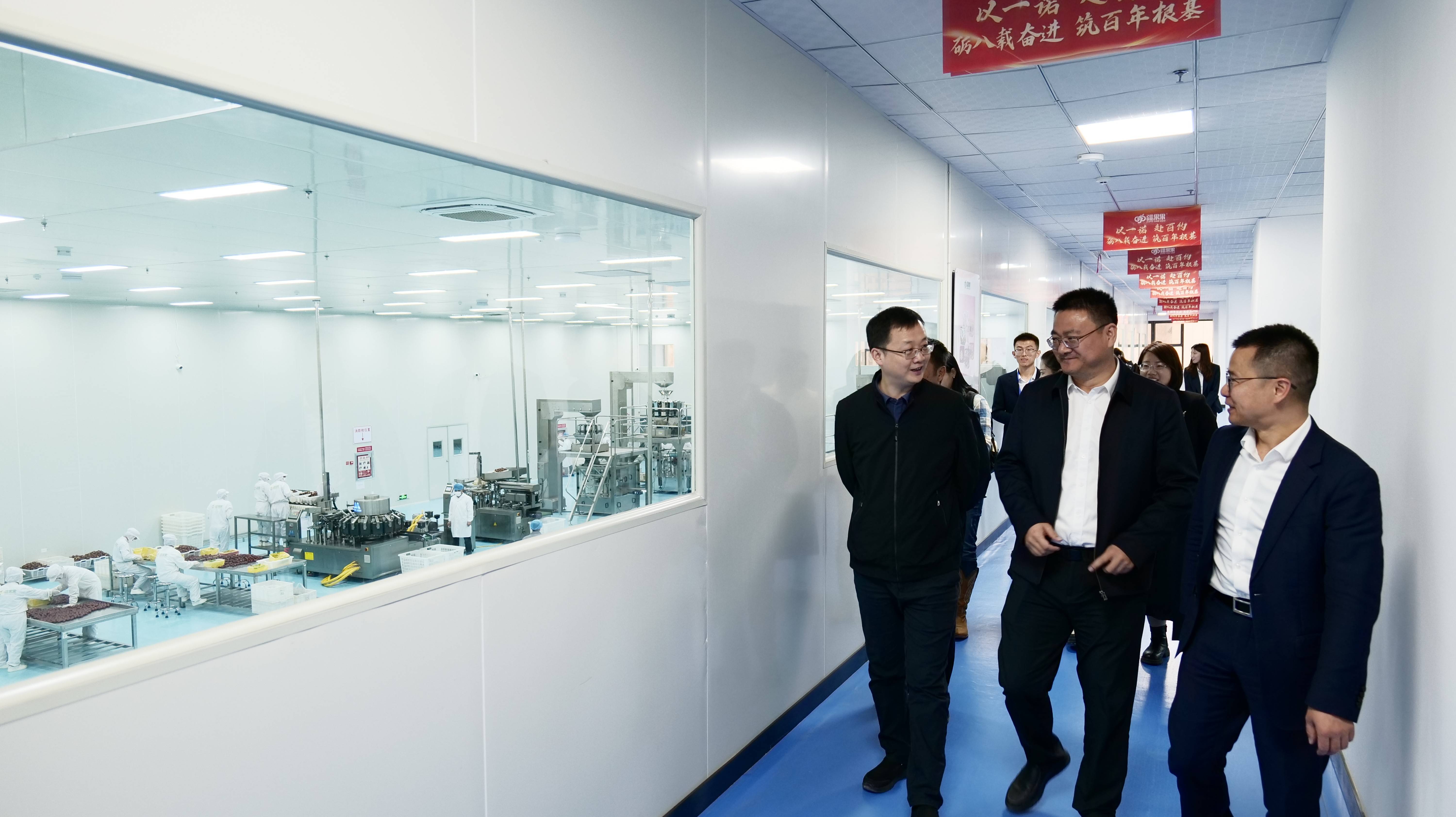 政府副县长李金田主持座谈,县委副书记,政府常务副县长周杰,疏附县农