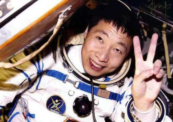 杨利伟表示,虽然为了进入太空,宇航员做好了万全的准备,载人飞船的