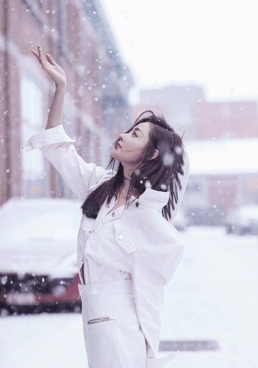 天气寒冷也要拍美照轻轻一抬手就知道张天爱气质体现在哪