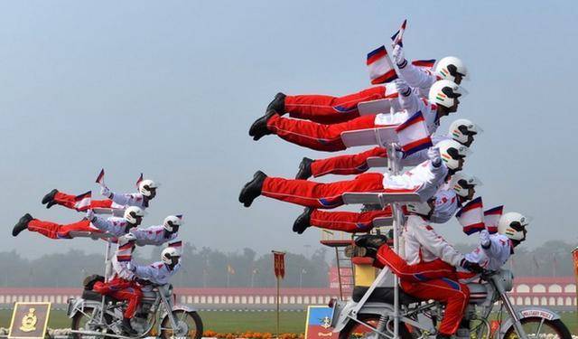 挂票火车现在已经不复存在了,当时摩托车一直还在印度流行着,印度人