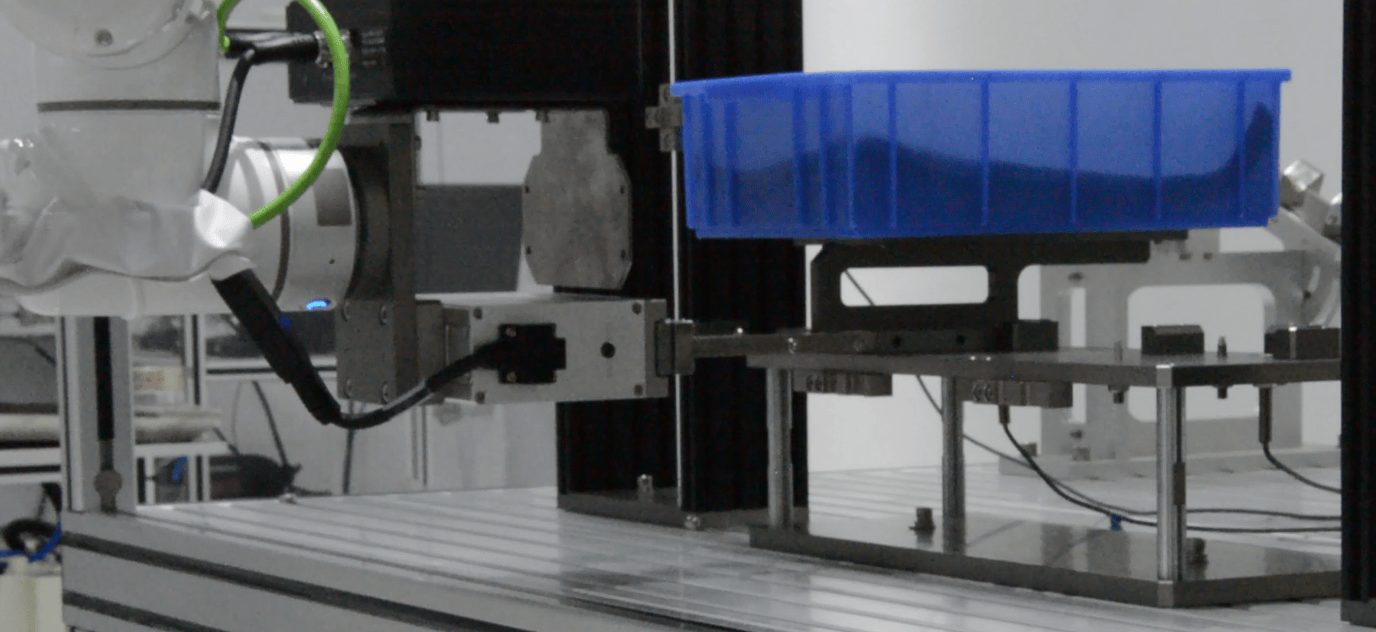 机器人上下料为汽车制造车间实现高效自动化