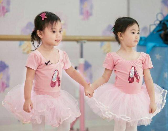 原创7岁奥莉登杂志封面梳高马尾气质冷艳亭亭玉立初具少女范儿