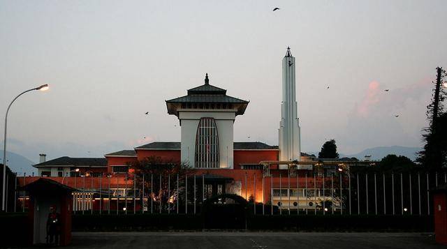 原创王子背着两支枪赴宴尼泊尔王室惨遭灭门究竟是谁抠动了扳机