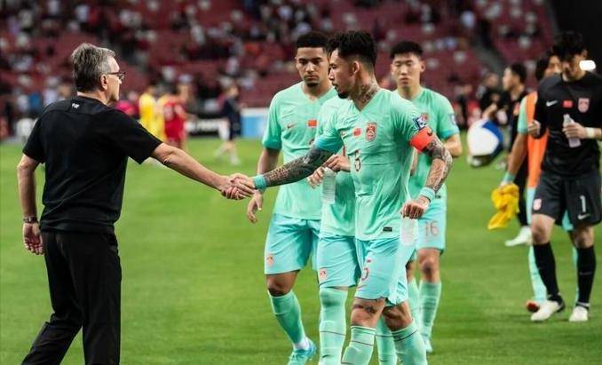 张琳芃宣布退队不到48小时,国足队长再做惊人决定,伊万正式批准_主场_