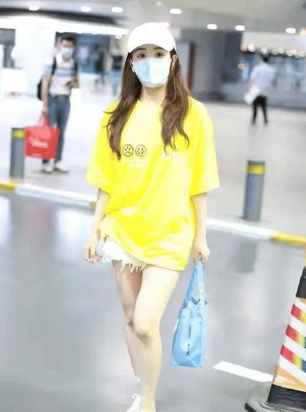 原创张含韵为啥不爱穿隐形袜首次穿上后腿怕是姐姐里最粗的