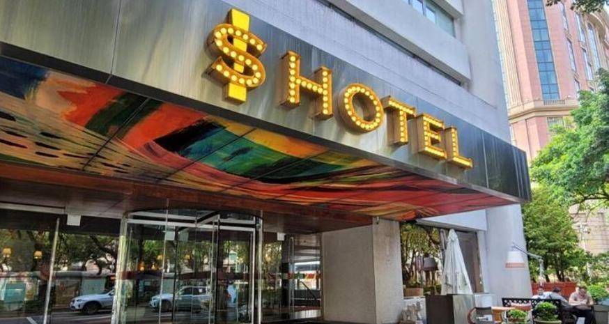 根据网友拍摄的图片,曾以大s命名并挂有招牌的酒店已经悄然更名为台北