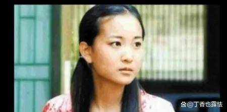 贾玲在一次采访中曾自称年轻时也是一个漂亮的人物,并在18岁时被同学