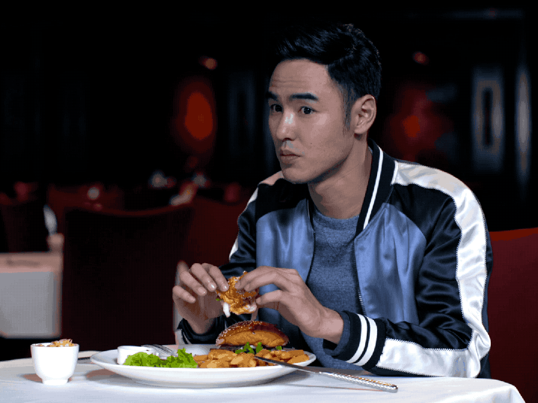 阮经天接受一条的采访大银幕上的阮经天总是"很爱吃",普普通通的盒饭