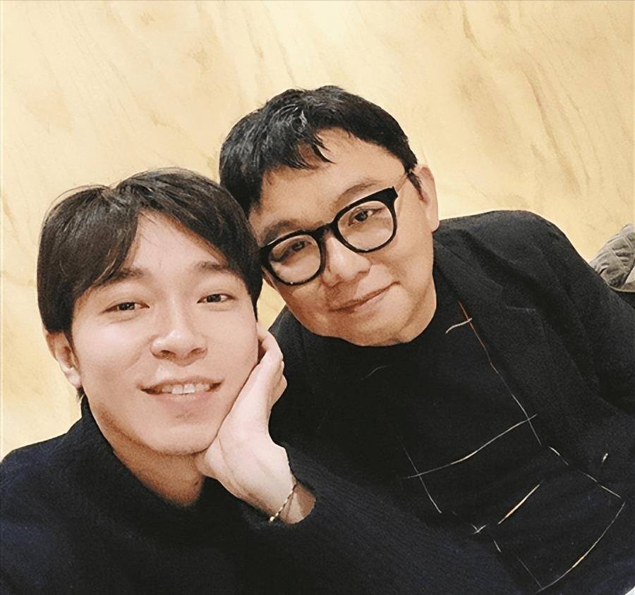 原创42岁男星演唱会朝台下怒斥为版权奔波不让歌迷拍摄很心酸