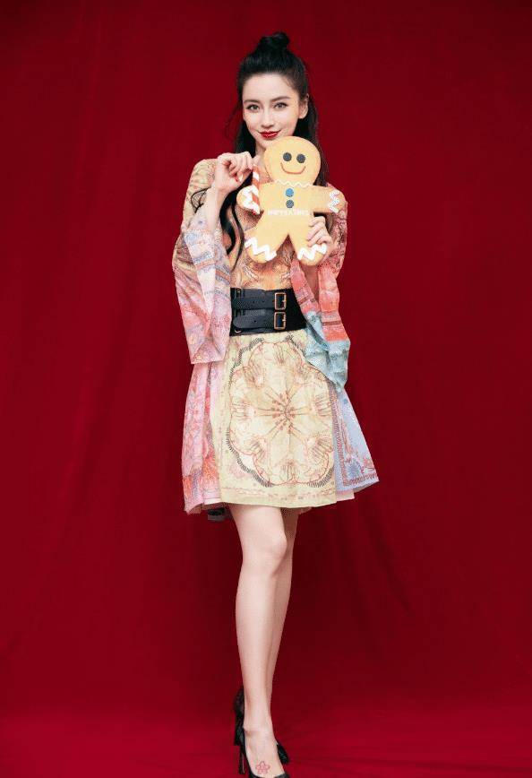 杨颖为显腰细,穿万花筒连衣裙加双腰带,不料被竹竿腿抢镜