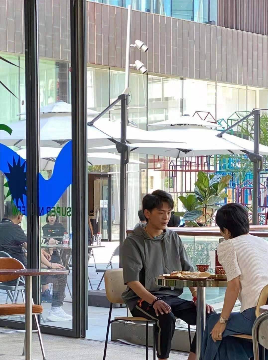 原创三里屯偶遇丁真还以为他纯真不再看到他坐姿端正