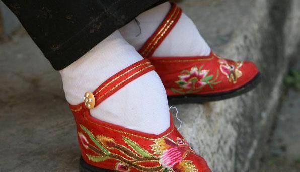 流行千年现已彻底废除,但偏远农村仍可见到_中国_小脚_金莲