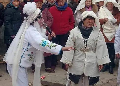 原创遭10年家暴后她选择做哭灵人一场挣3000元还给儿子买了房