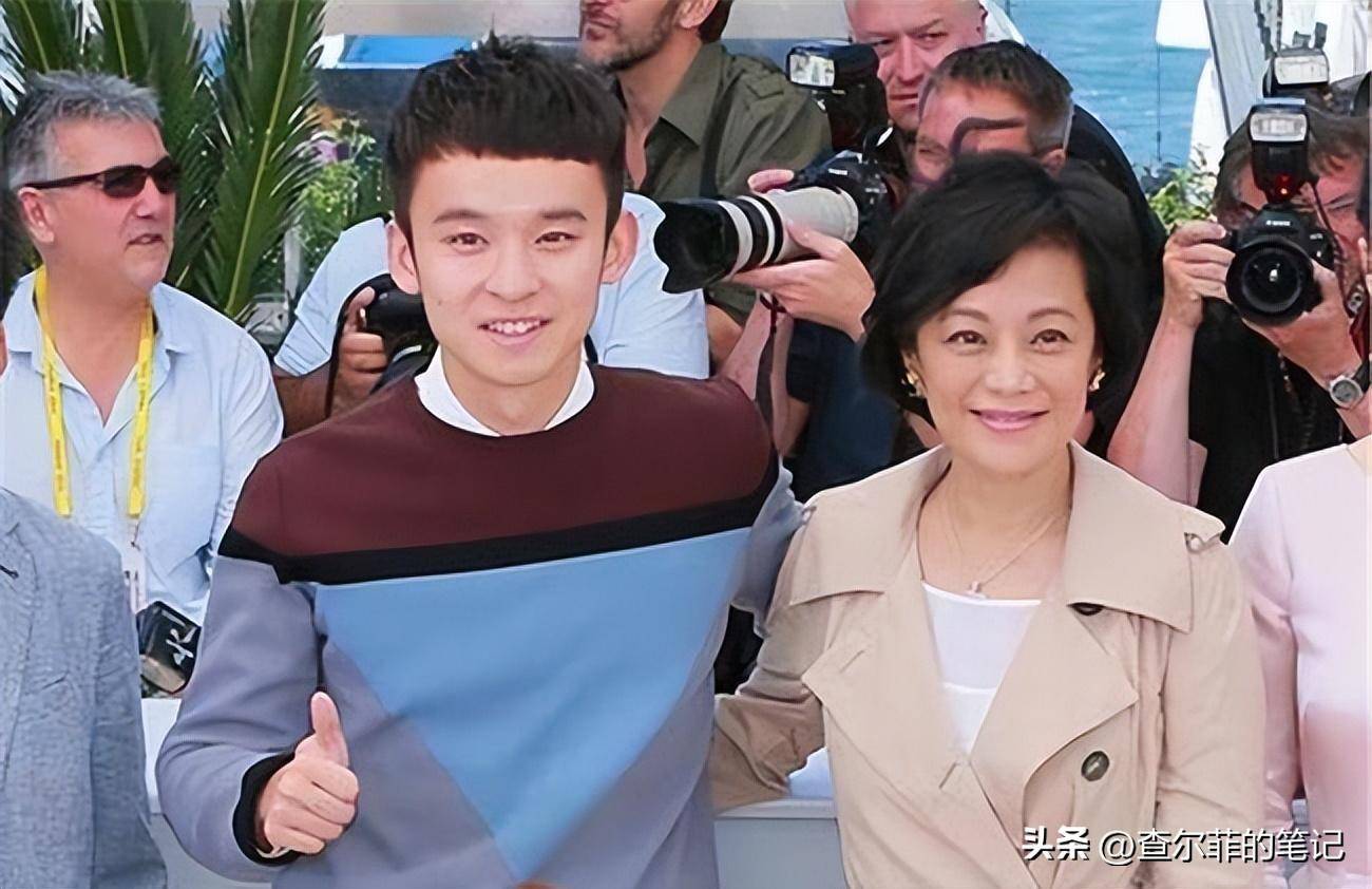 不过令人没想到的是,他父亲董志华同样也是从影多年的老戏骨,而且是一