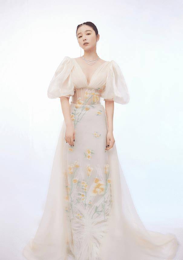 原创阚清子终于放开了这么短的裙子都敢穿配上骑士靴贼显腿长