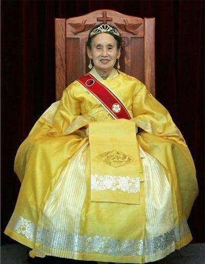 她从电视台借道具龙椅登基成了一代女王现年百岁仍没退位