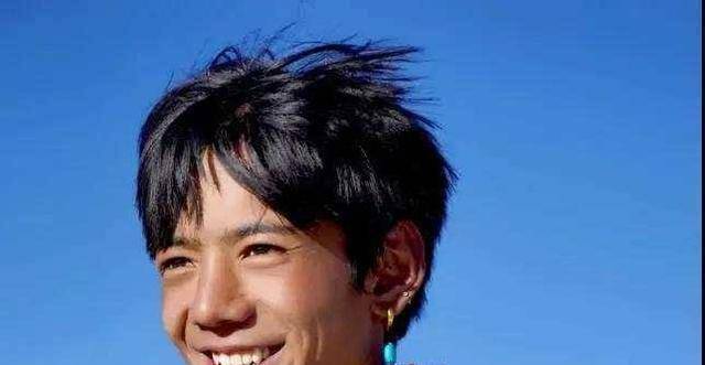 原创三里屯偶遇丁真还以为他纯真不再看到他坐姿端正