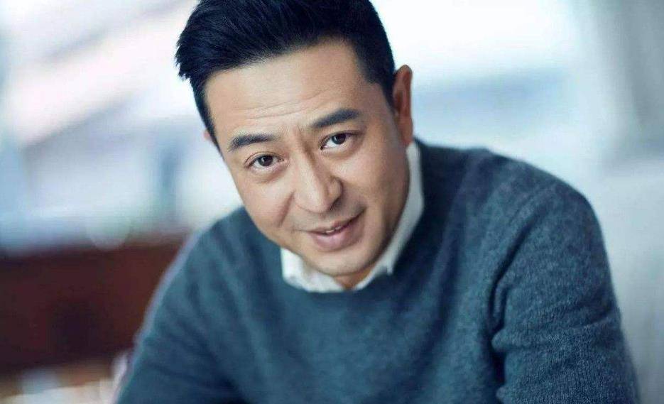 其实70年出生的张嘉译,毕业于北京电影学院,当初在演艺这条道路上