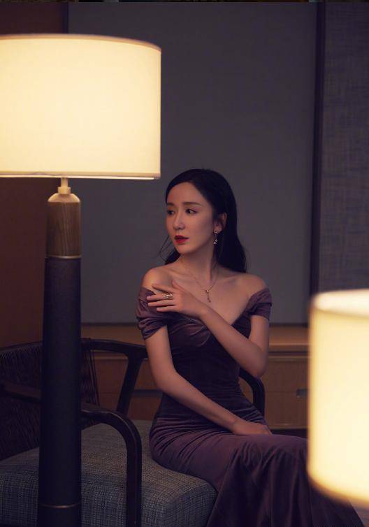 原创娄艺潇罕见尝试酷风格甜美长相难驾驭还是裙子适合她