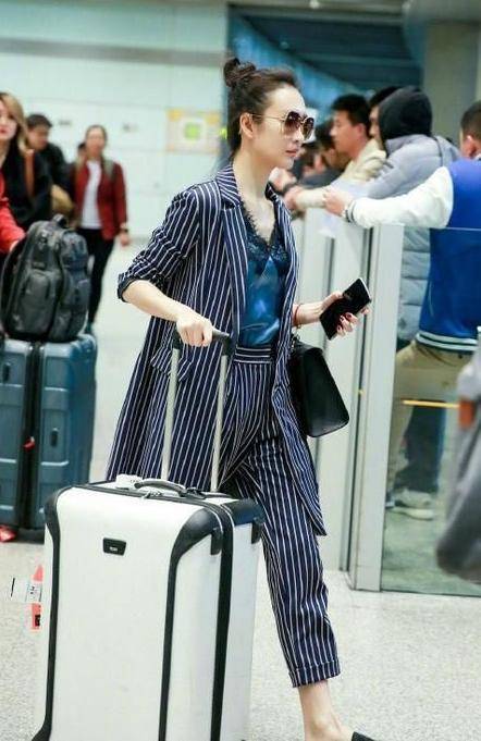 原创王鸥还没服务员清纯漂亮但明星气质身材很出众在哪气场都足