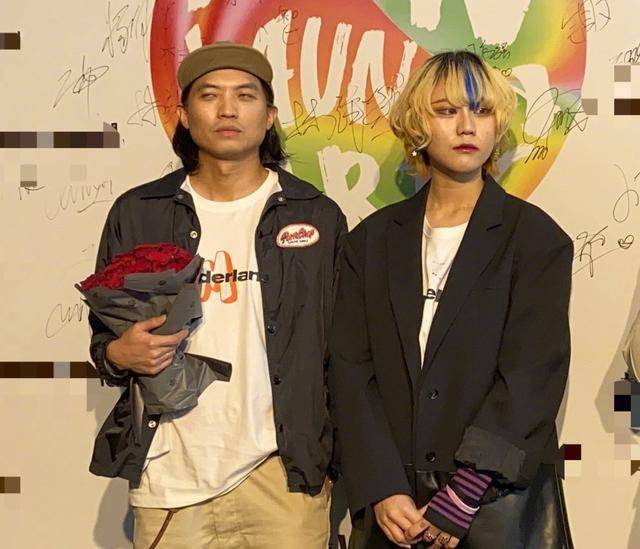 原创窦唯二女儿现身活动打扮中性蓝色刘海抢镜与窦靖童如双胞胎