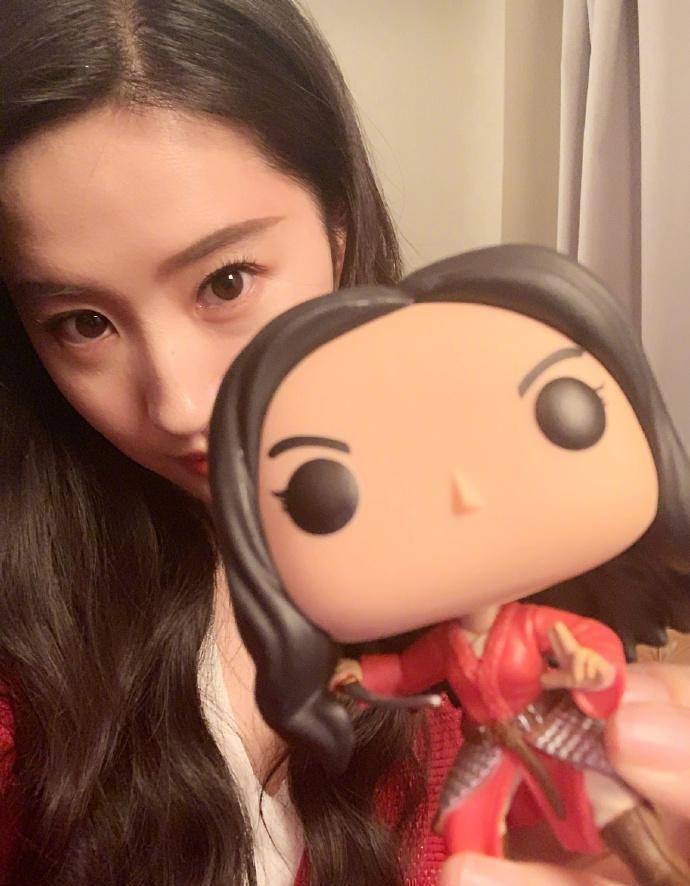 原创刘亦菲晒与花木兰玩偶自拍照头发上白色碎屑抢镜仙女姐姐也有头皮