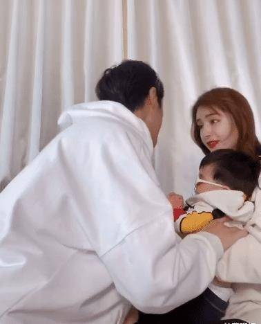 原创姜潮吃儿子的醋抱着麦迪娜枕的位置是男友专属不信麦迪娜没反应