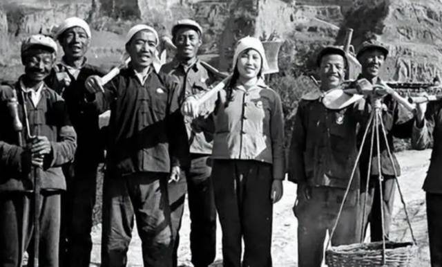 原创上世纪60年代家喻户晓的大寨铁姑娘郭凤莲后来过得如何