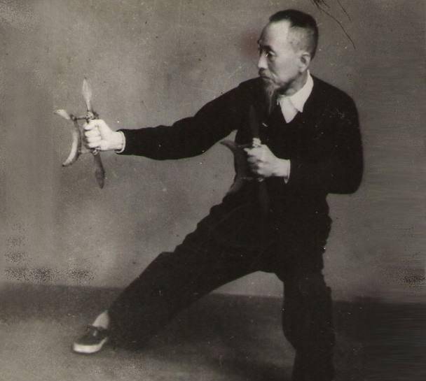 释德根六岁出家,及跟随少林的武僧学习武功,开始练武时,师父让他腿上