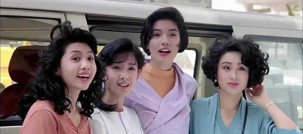 张敏一出道,搭戏的全都是刘德华,陈百强,张曼玉这样的大咖.