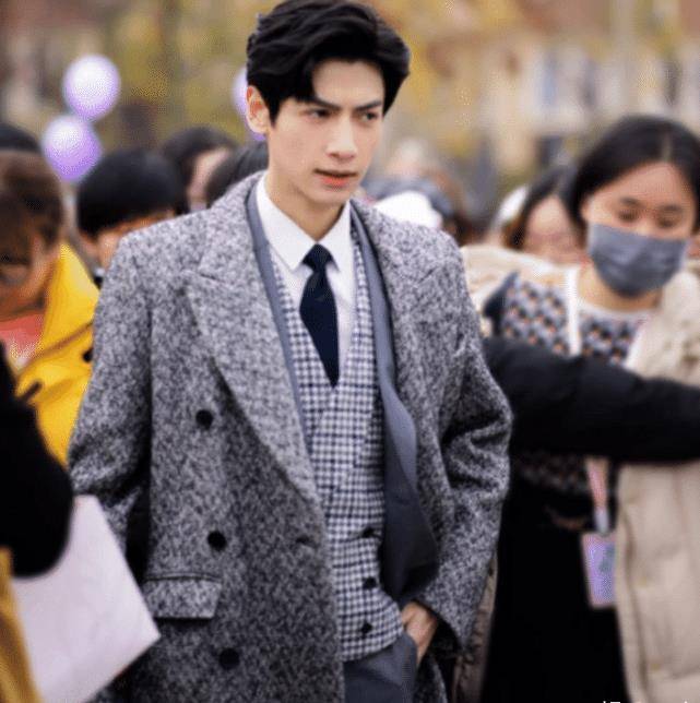 原创32岁罗云熙穿西装撞上32岁朱一龙穿西装一个少年一个禁欲