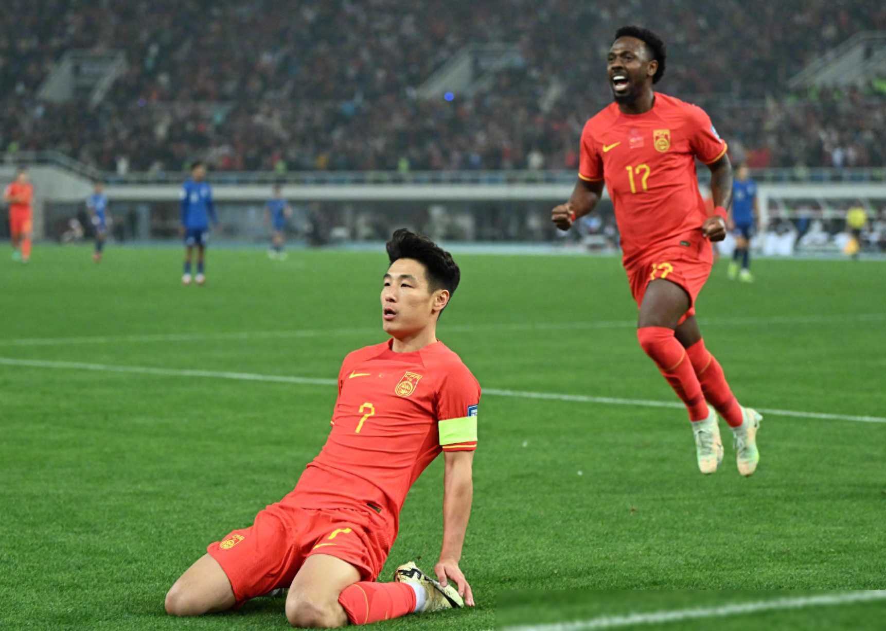 队长张琳芃因伤缺阵,武磊则戴上队长袖标首发.