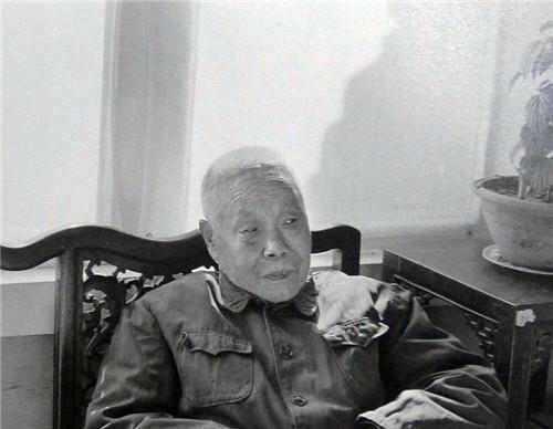 原创溥仪晚年去看望还在世的仆人仆人齐声喊出3个字让他红了眼眶