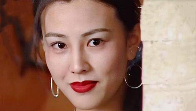 原创原创45岁第一绿叶美女朱晏晒照脸部僵硬认不出展示茶艺心情好