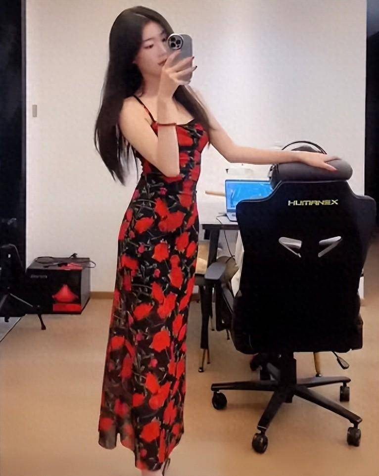 原创我出门给别人看重庆一女生穿新裙子游戏成瘾男友不解风情