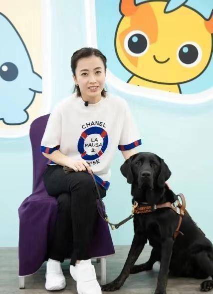 原创原创39岁甘比越活越漂亮穿粉色外套配卡通t恤半扎编发尽显青春感