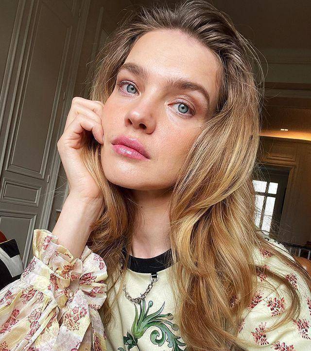 原创39岁水果娜穿百褶红裙亮眼,带娃游巴黎,颜值少女太能扛!