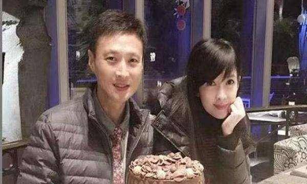 甚至在周慧敏最爱的周慧豹离世后,倪震会贴心的收集周慧豹的胡须送给