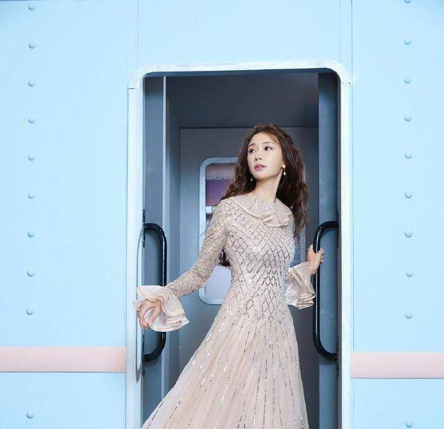 原创原创45岁林志玲依旧少女一袭裸色鱼鳞裙优雅轻盈身材纤细不像怀孕