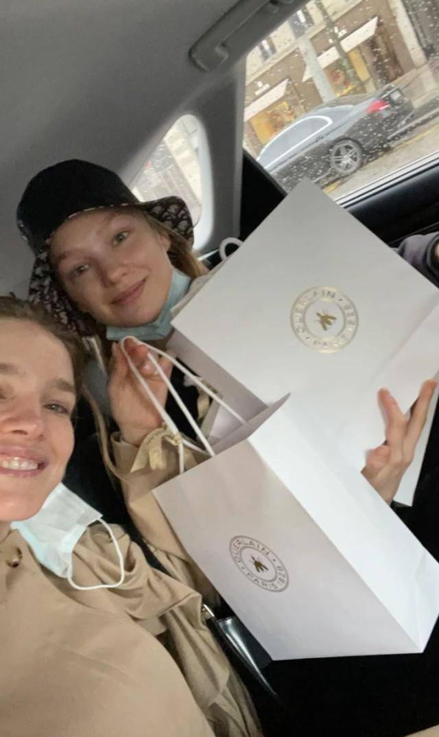 原创原创39岁lv太子妃骑车带娃游巴黎穿红色百褶裙美翻清新似少女