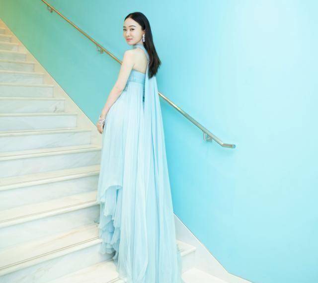 原创原创39岁霍思燕也发福了穿白裙双腿虽纤细黑色西装却难掩丰腴上身