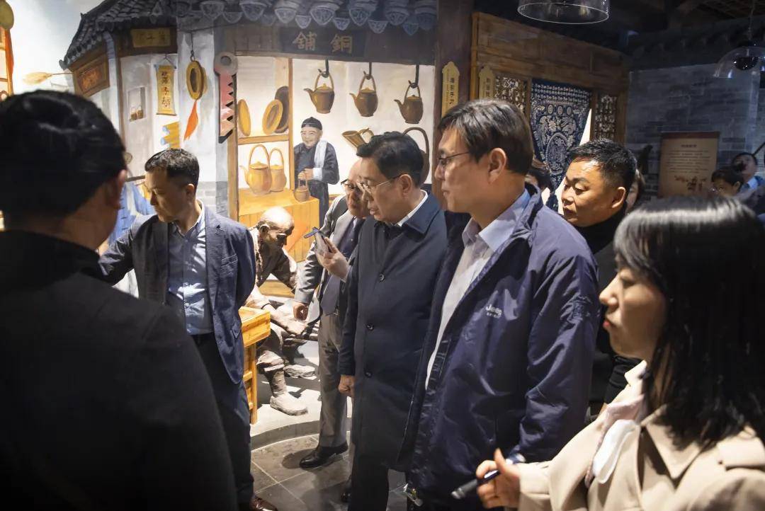 韩国杨平郡郡守全振先一行到台儿庄古城考察