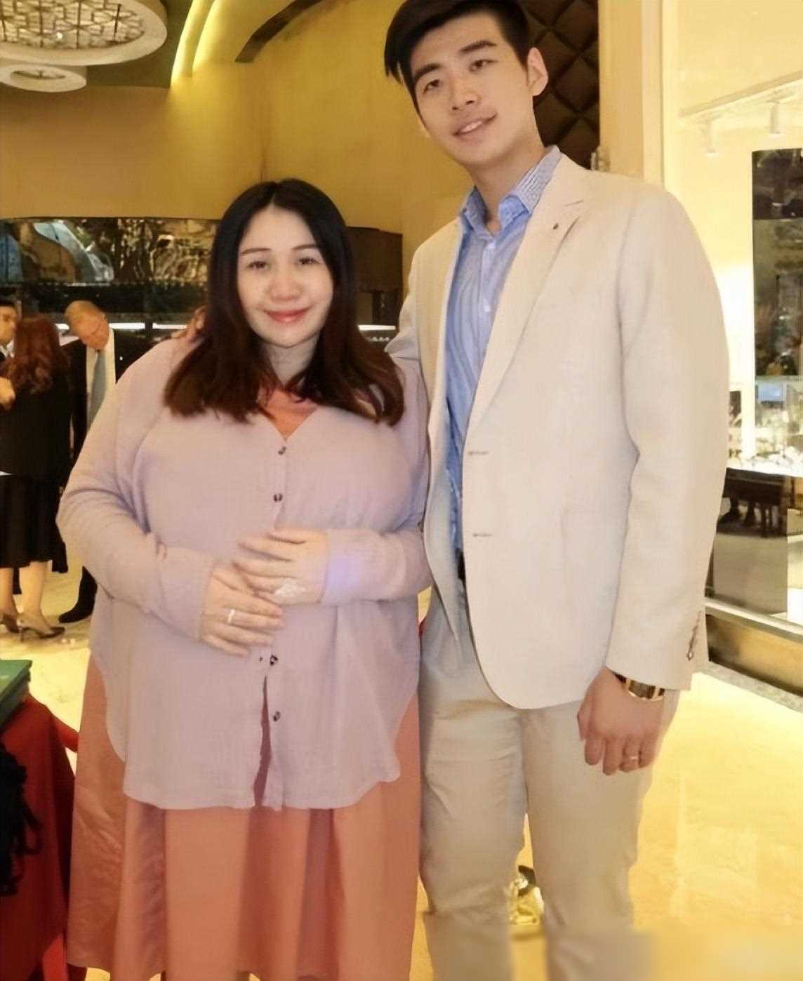 何超盈曝光美照穿长裙气质高雅与老公甜蜜互动