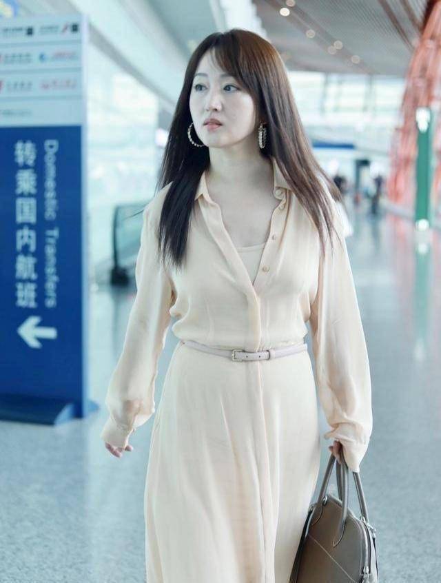 原创原创48岁杨钰莹丝毫不见老穿粉色薄纱裙走机场近照让人看了心动