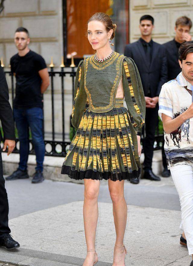 原创原创37岁lv太子妃现身大秀穿毛皮大衣飒爽英姿同框老公年龄差异大