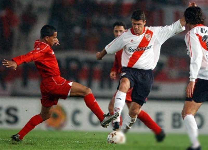 30岁被拜仁放弃,34岁逆袭曼城,谁料悍将实力难以捉摸_德米凯利斯_的