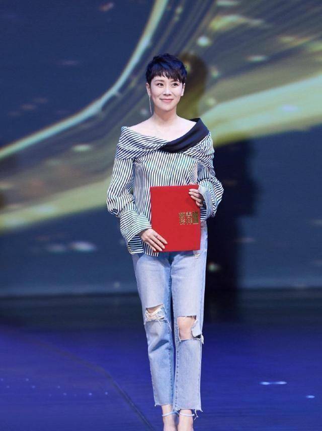 原创原创42岁海清换新造型条纹衬衫可搭配牛仔裤减龄时髦发型帅呆了