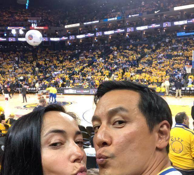 原创原创45岁吴彦祖没有一丝皱纹与老婆嘟嘴卖萌网友两个吴彦祖