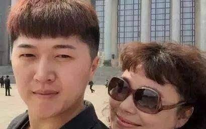 尽管亲朋好友都不看好这段恋情,李菁菁却义无反顾的和王颢森结婚.